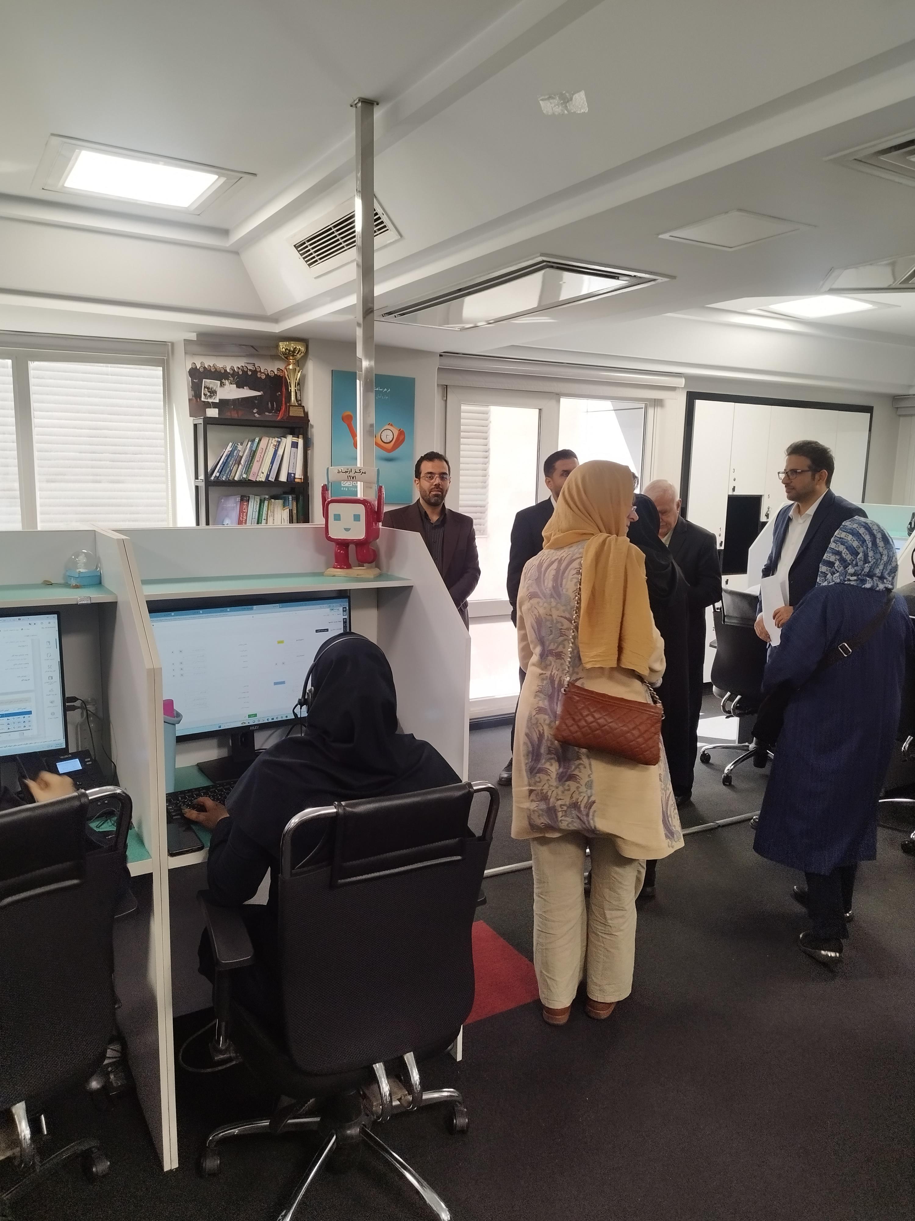 بازدید مدیرکل بازنشستگی استان تهران از مرکز پاسخگویی تلفنی ۱۶۷۱ بیمه دی
